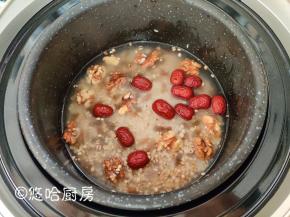 大米、糯米、薏米淘洗后全部放入电饭煲中，核桃仁、葡萄干、洗净的红枣也一同放入锅中，加入平时做米饭的水量即可，用电饭煲焖熟米饭。