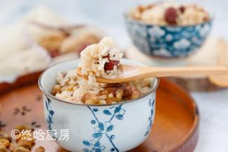 做好的米饭趁热盛出即可食用，软糯可口。