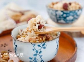 做好的米饭趁热盛出即可食用，软糯可口。