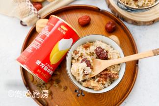 这款不甜的家常八宝饭，有一定的滋补作用，秋冬季是吃核桃仁的最佳时期，它除了补脑，还有润肠通便、润燥益肺等功效。