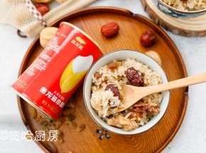 这款不甜的家常八宝饭，有一定的滋补作用，秋冬季是吃核桃仁的最佳时期，它除了补脑，还有润肠通便、润燥益肺等功效。