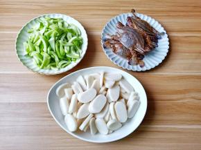 年糕切片，青菜切丝。