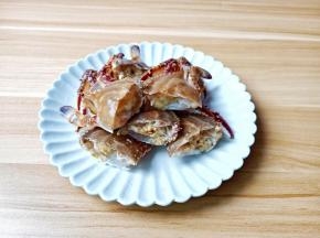 螃蟹清洗干净对半剪开。