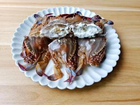 螃蟹蘸上玉米淀粉。