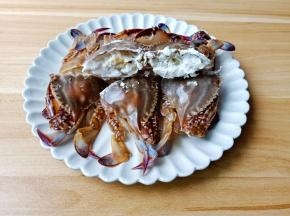 螃蟹蘸上玉米淀粉。