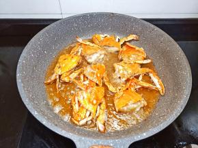 锅里多放一点油下螃蟹炸一下捞出。