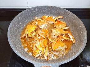 锅里多放一点油下螃蟹炸一下捞出。