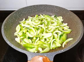 锅里留一点底油下青菜丝翻炒。