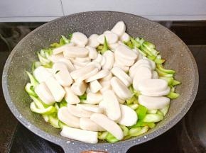 加入年糕片翻炒一下。