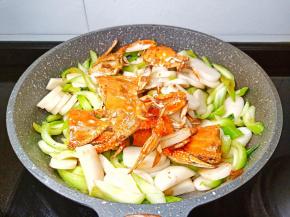再加入炸好的螃蟹。