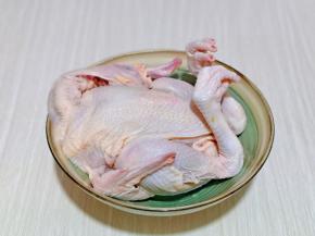 首先买回来的鸡清洗干净，内脏清理干净，爪子上的指甲剪掉。