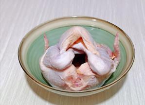 鸡pp剪掉，把爪子塞进肚子里。