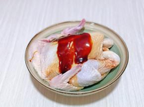 加入蚝油，生抽，料酒。