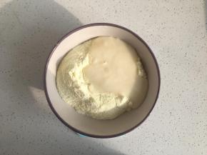 奶粉中加入炼乳，用刮刀翻拌至无干粉