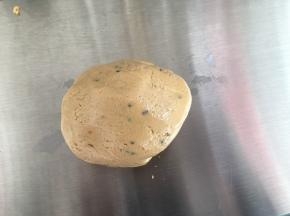戴上一次性手套揉均匀，我最后还撒了些咖啡，成品有颗粒感，咖啡味更香浓
