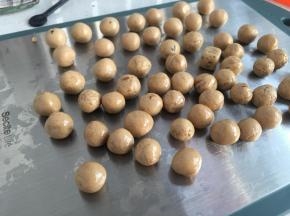 将奶粉团搓成大概5克左右的小圆球（因为另外加入了咖啡粉，时间长了有点融化，所以成品出现了花纹）
