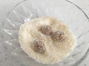 放椰蓉中滚一圈，让牛乳糖粘满椰蓉 （不喜欢椰蓉的这一步可以省略）