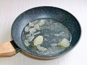 首先将冰糖和纯净水放入锅中，小伙难熬。(千万不要去搅拌，避免糖浆起沙)