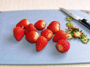 利用这时间处理草莓，去根。