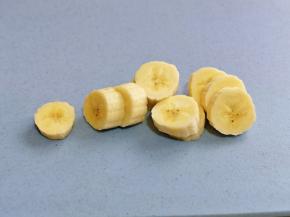 香蕉去皮切片。