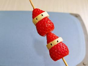 这样用竹签串起来就可以啦，用黑芝麻装饰了眼睛。