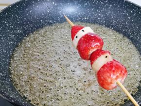 再稍微熬一会，有大泡时关火，用勺子快速淋在糖葫芦上，晾凉就可以啦！(糖浆一定要熬到位)