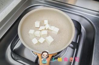 锅里放一点 油放入豆腐块煎一下