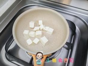 锅里放一点 油放入豆腐块煎一下
