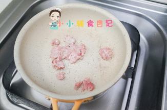 锅里放一点油加入肉末翻炒
