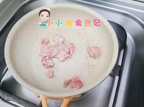 锅里放一点油加入肉末翻炒