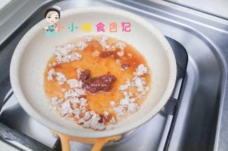 放入一勺无添加的番茄酱，这个是无糖无盐番茄酱，如果没有就自己放番茄煮