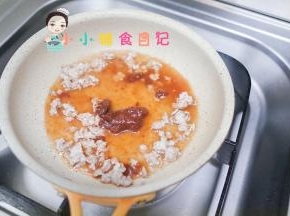 放入一勺无添加的番茄酱，这个是无糖无盐番茄酱，如果没有就自己放番茄煮