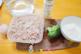 准备好材料，这个饭盒里的是肉末熟的我以前有教过，我经常用熟肉半成品做菜很方便