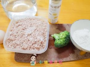 准备好材料，这个饭盒里的是肉末熟的我以前有教过，我经常用熟肉半成品做菜很方便