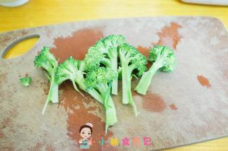 西蓝花洗净切块