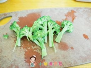 西蓝花洗净切块