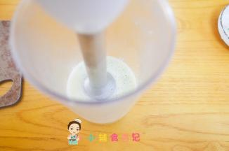 料理机内放入熟肉末10g西蓝花25g 鸡蛋50g水20g打成泥