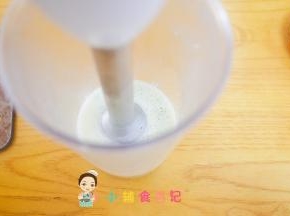 料理机内放入熟肉末10g西蓝花25g 鸡蛋50g水20g打成泥