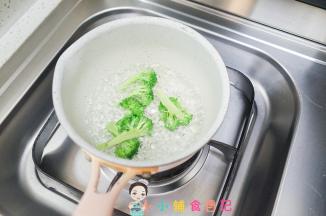 水煮开放入西蓝花焯水