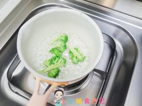 水煮开放入西蓝花焯水