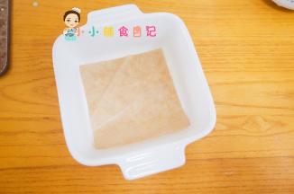 准备一个碗放入油纸四周刷油