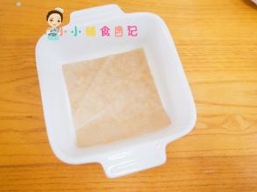 准备一个碗放入油纸四周刷油