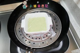 倒入打好的糊糊盖上保鲜膜蒸20分钟左右焖一下