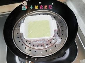 倒入打好的糊糊盖上保鲜膜蒸20分钟左右焖一下