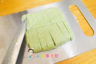 晾凉后脱模切条即可