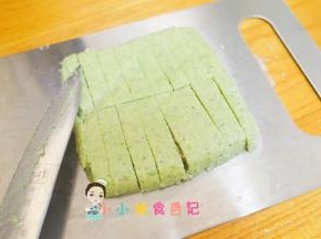晾凉后脱模切条即可