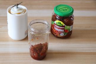 煮意面的时候来准备意面酱，将冠利腌番茄放入料理机搅拌杯内；