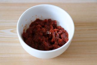 倒入适量瓶中的汁水，将其搅打成泥；