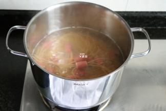 雷诺瓦蒸锅内放入适量水，水煮开后放入串好的意面，煮15分钟左右；