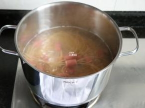 雷诺瓦蒸锅内放入适量水，水煮开后放入串好的意面，煮15分钟左右；